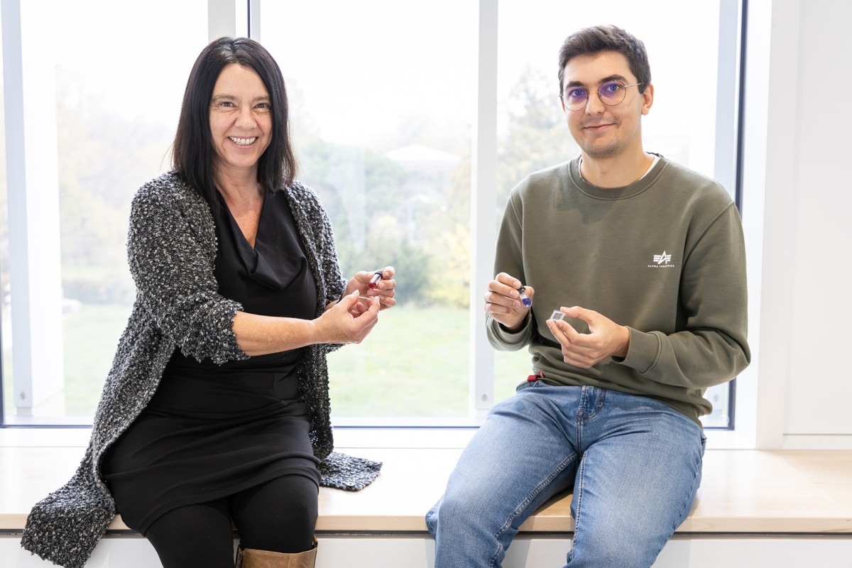 Gabi Zachmann und Jan Bruder sitzend auf einer Fensterbank.