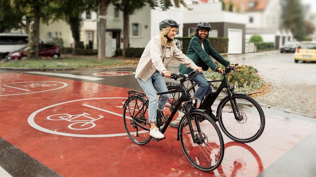 Zwei Frauen auf E-Bikes