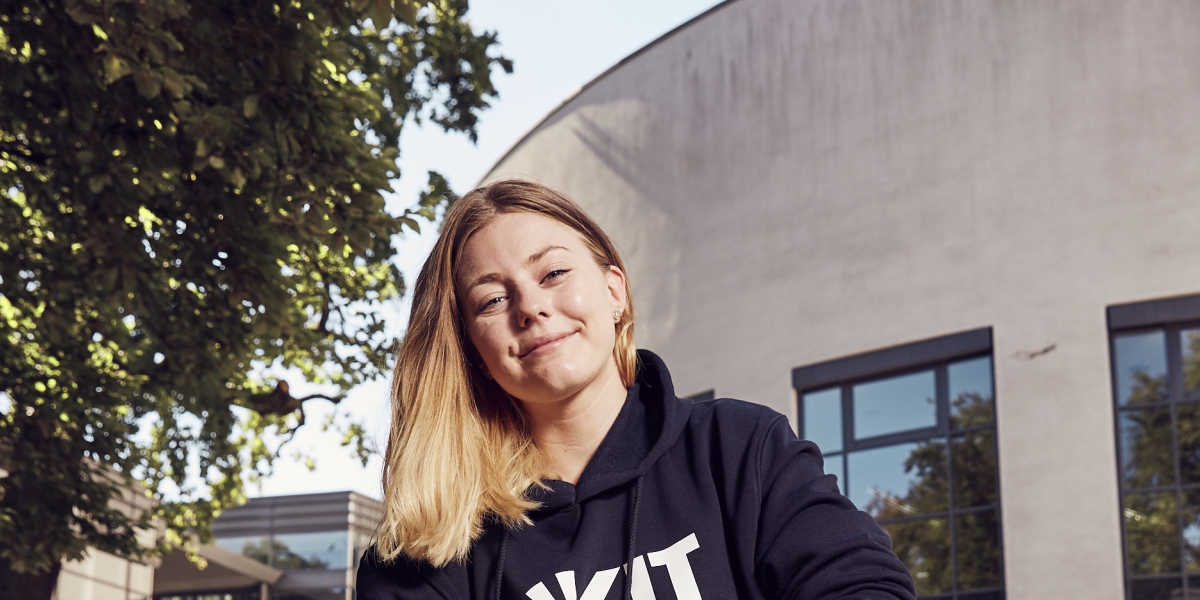 Studentin lächelt in die Kamera.