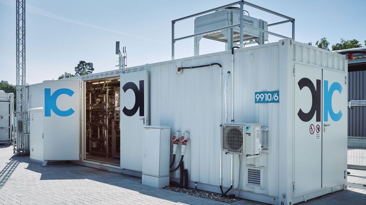Versuchsanlage im Containermaßstab zur Herstellung von Kraftstoffen aus Kohlendioxid der Luft und Ökostrom