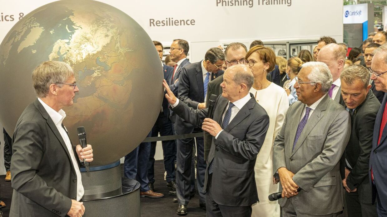 Bundeskanzler Scholz und Präsident Hanselka am Stand des KIT