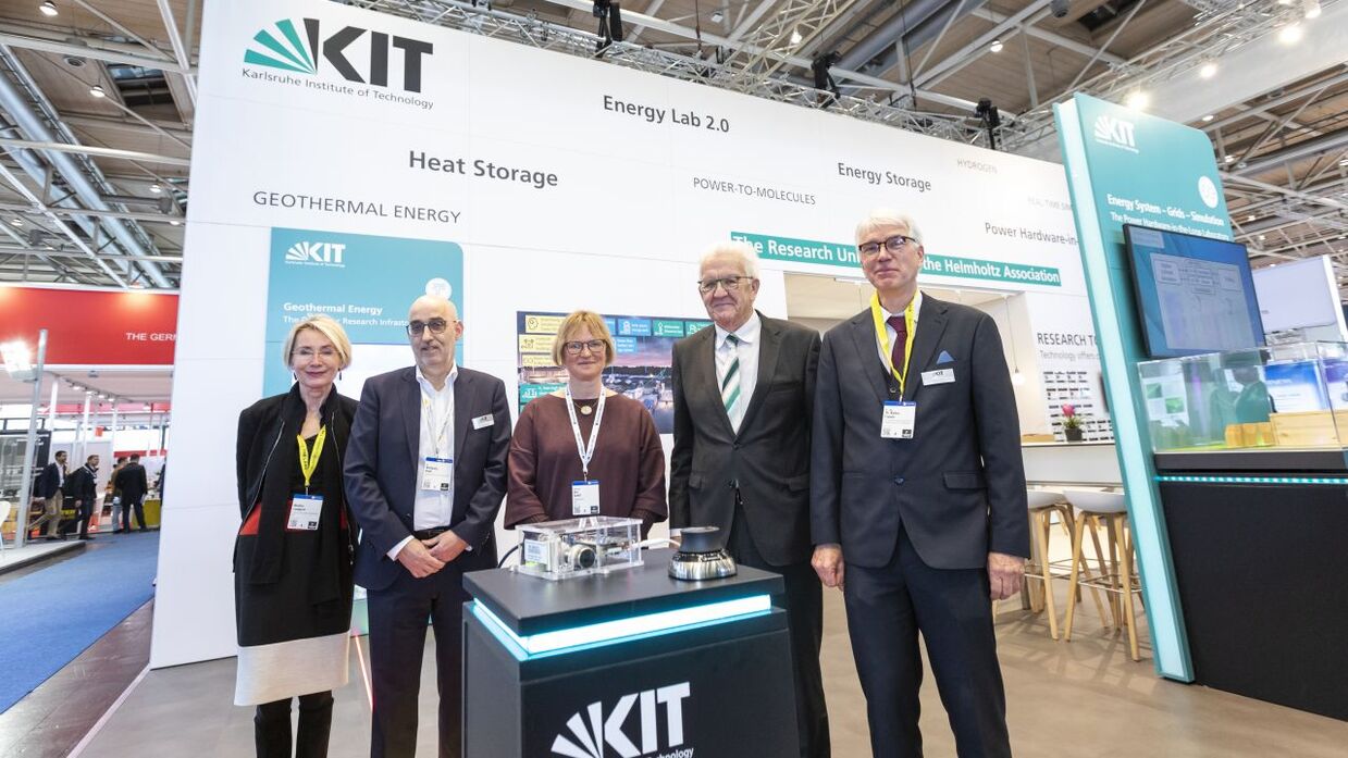 Ministepräsident Kretschmann am Stand des KIT, außerdem: Monika Landgraf, Wolfgang Breh, Eva Schill und Walter Tromm