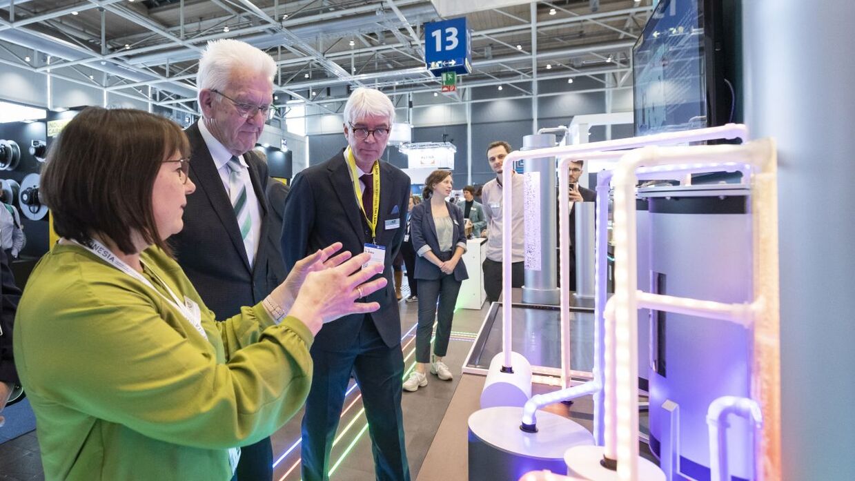 Minister Kretschmann am Stand des KIT