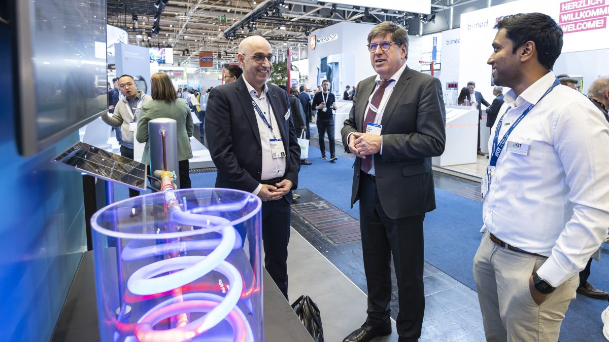 Vizepräsident Thomas Hirth am Stand des KIT bei den Energy Solutions