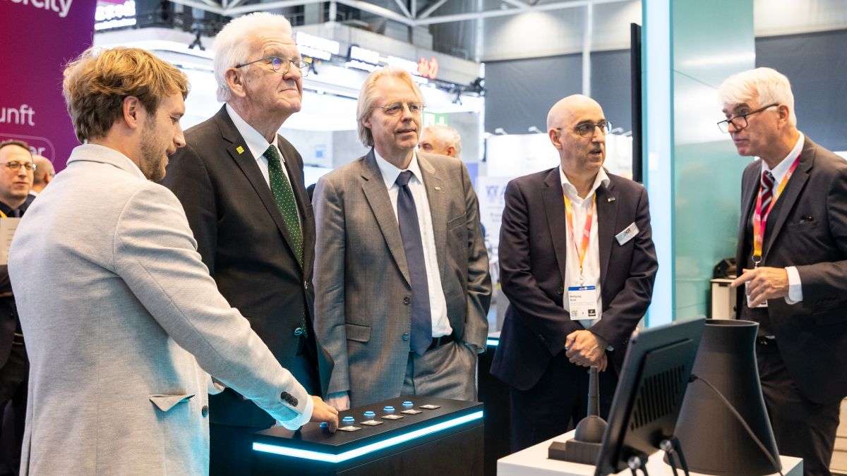 Winfried Kretschmann am Stand des KIT bei den Energy Solutions