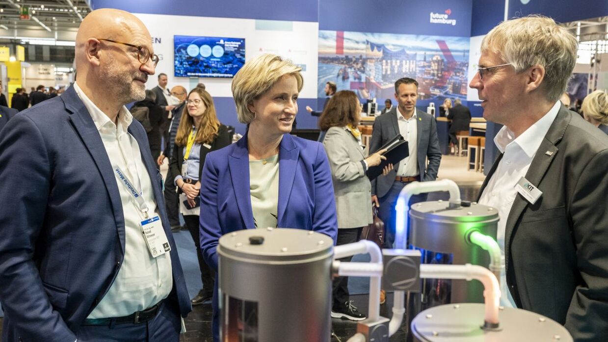 Wirtschaftsministerin Nicole Hoffmeister-Kraut und Präsident Holger Hanselka am Stand des KIT.