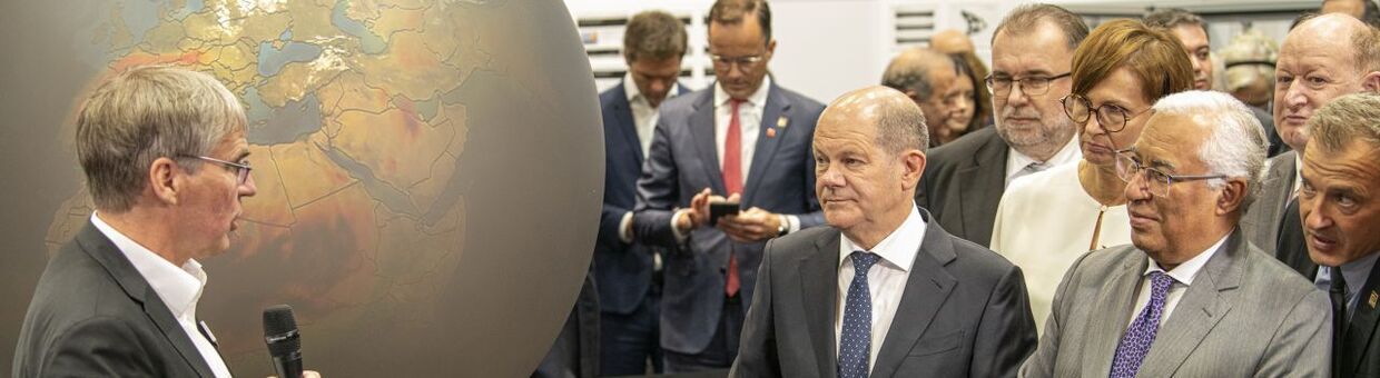 Bundeskanzler Scholz und Präsident Hanselka am Stand des KIT